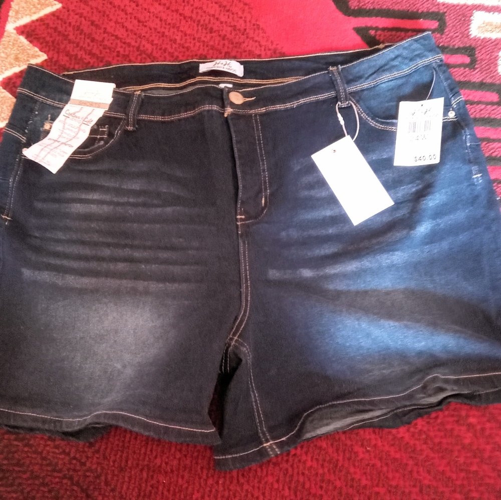 NWT Markdown  women's plus  blue jean shorts, H & H  26W msrp$40